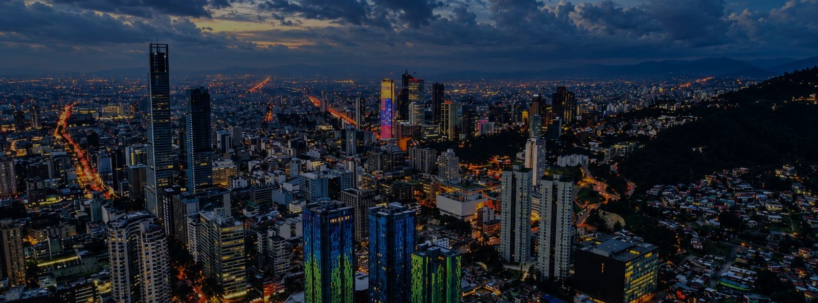 Panorámica aérea de Bogotá al atardecer con los cerros orientales al fondo